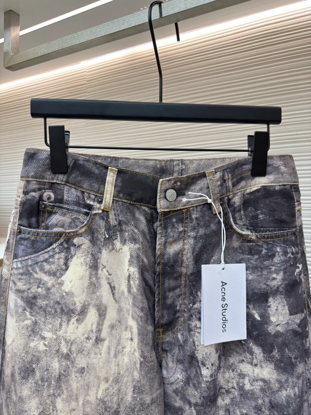Acne Studios 3D printed jeans ●Item number: 1680127-A75 ●Fabric: brushed and non-elastic ●Technology: 3D printing ●Version: fitted fit ●Size: 44-46-48-50-52 ●Description: Brushed non-elastic fabric can produce a 3D effect. The difficulty is to correct the printing details eight times before and after, adjust the color six times, and then use laser burning to position and cut. This series is quite complicated. It can be matched with the same style to create a fashionable look and control various occasions. Customized accessories, three complete standards, the same style for men and women!